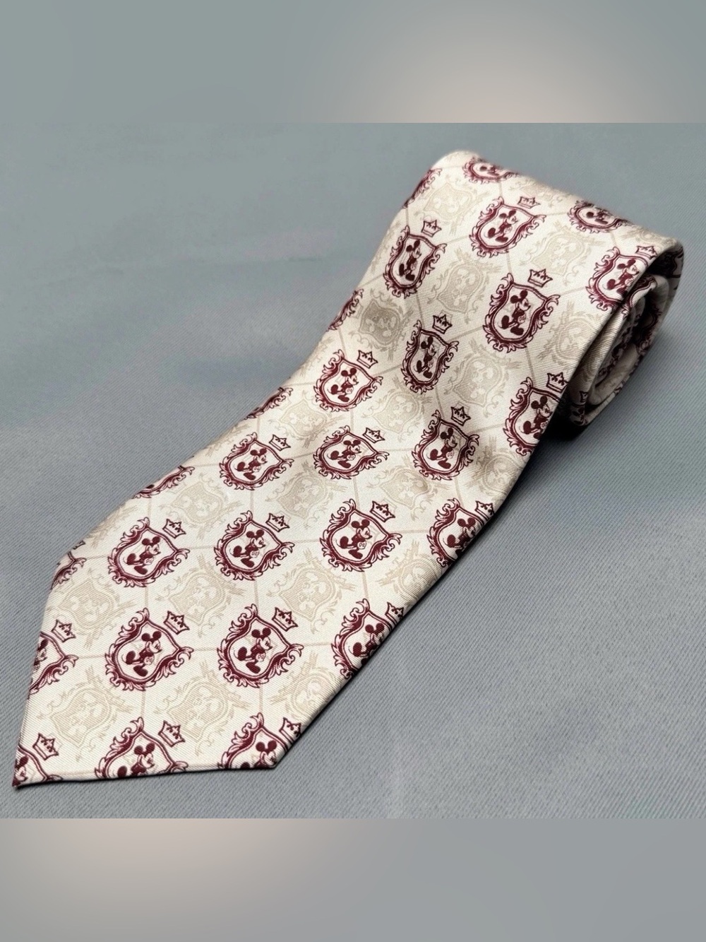 VTG-Walt Disney World Tie-Mickey Mouse Crowned Shields Crest-90s-100% Silk.
